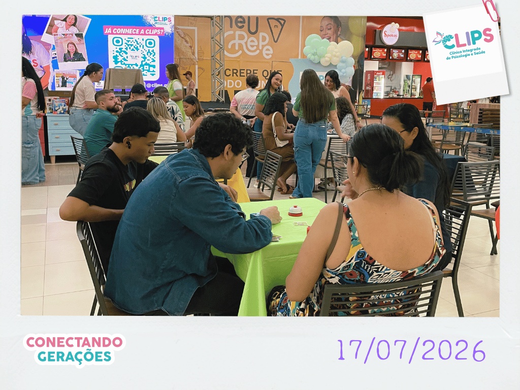 Grupo de participantes jogando cartas e tabuleiros nas mesas do evento Conectando Gerações da CLIPS